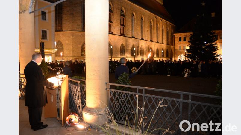 Mit einer Feierstunde am Kriegerdenkmal am Amberger Rathaus wurde der Volkstrauertag in Amberg begangen. Bild: brü
