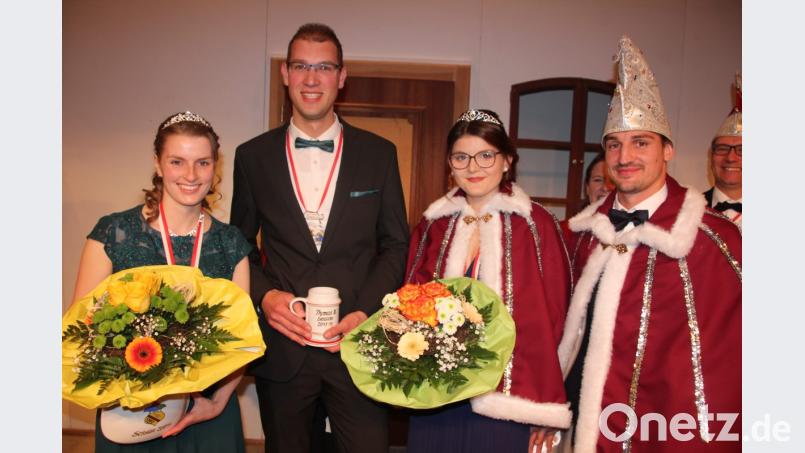 Das scheidende Prinzenpaar Cornelia II. und Thomas III (links), und das neue Prinzenpaar Selina I. und Dominik I.. (rechts). Bild: kro