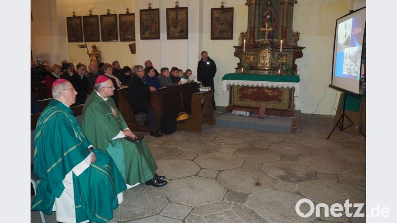 Bischof Rudolf Voderholzer aus Regensburg und der emeritierte Diözesanbischof Frantisek Radkovsky aus Pilsen verfolgten betroffen die von Josef Rauch und David Pivonka (1.Bankreihe, von links) zusammengestellten Bilder aus vergangenen und aktuellen Zeiten. Bild: gz