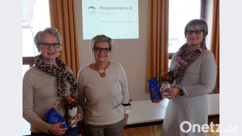 Vorsitzende Hildegard Gallitzendörfer überreicht 300 Euro als Spende an Marianne Schüsselbauer und Pia Renz, zwei ehrenamtliche Mitarbeiterinnen des Hospizvereins. Bild: Margarete Hirsch