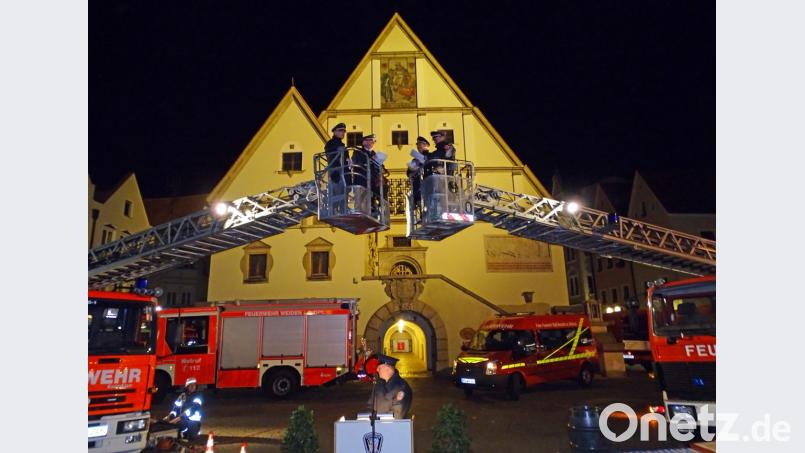 Die Neustädter Wehrführung (rechts) fand Gehör auf der Drehleiter bei den Weidener Kameraden, die das Patengesuch als Ehre ansahen und gerne annahmen. Bild: Dobmeier