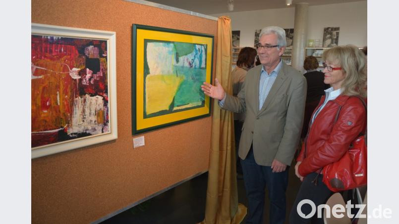 Die Malkreisausstellung im Museumscafe traf schon am ersten Tag auf großes Interesse. Bild: jr