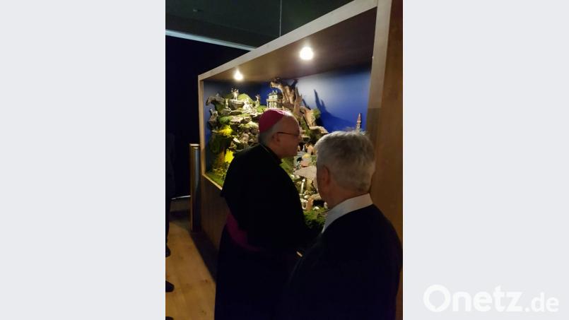 Der Bischof besuchte nach dem Gottesdienst das erneuerte Krippenmuseum in Plößberg. Bild: flt