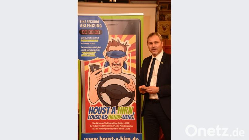 Kriminalhauptkommissar Jürgen Preisinger berichtet über die Aktion "Houst a Hirn, lousd´as Handy lieng". Bild: bey