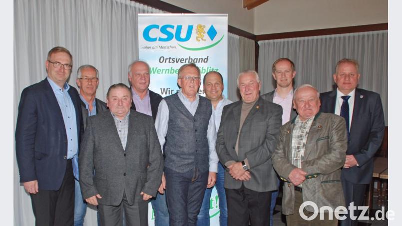 Ortsvorsitzender Dieter Rosenberg gratulierte den Jubilaren und bedankte sich für die langjährige Treue und Unterstützung des CSU-Ortsverbandes Wernberg-Köblitz. Unser Bild zeigt von links MdL Alexander Flierl, Josef Klinger, Josef Müller, Thomas Zenger, Alois Meller, Martin Geitner, Fritz Geitner, Bürgermeister Konrad Kiener, Alois Leitl und Dieter Rosenberg. Bild: wee