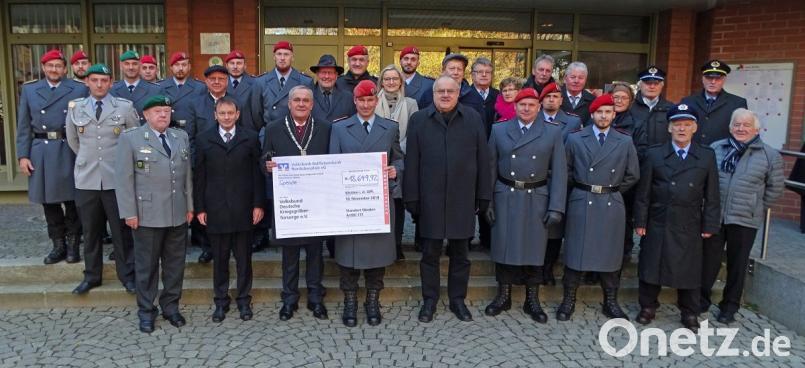 Bei der Ehrung der Soldaten, Reservisten und prominenten Sammler erhielt OB Kurt Seggewiß (mit Amtskette) als Ansprechpartner für den Volksbundes der Deutschen Kriegsgräberfürsorge den Scheck von 13.649,92 Euro von OTL Frank Bergemann (rechts daneben) überreicht im Beisein von Bundeswehrsoldaten und Ehrengästen. Bild: Dobmeier Bild: Dobmeier