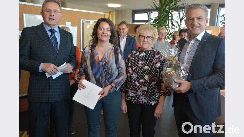 Geschenke der Künstler gab es für Bürgermeister Roland Grillmeier (rechts) für die Überlassung der Räumlichkeiten sowie künstlerischen Leiter Hans-Günther Pietschmann für die Begleitung das ganze Jahr über. Überreicht wurden sie von Nicole Schuller (2. von links) und Helga Müller. Bild: jr