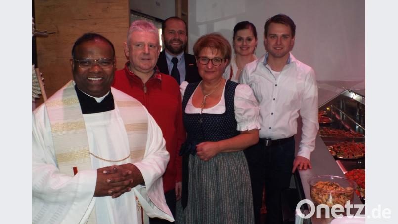 Die Schuchs ziehen mit ihrer Metzgerei um (vorne von rechts): Pfarrer Moses Gudapati, Seniorchef Alfred Schuch, Ehefrau Doris Schuch. Hinten von links Josef Vogl, Ann-Cathrin Schuch und Johannes Schuch. Bild: Klaus Högl