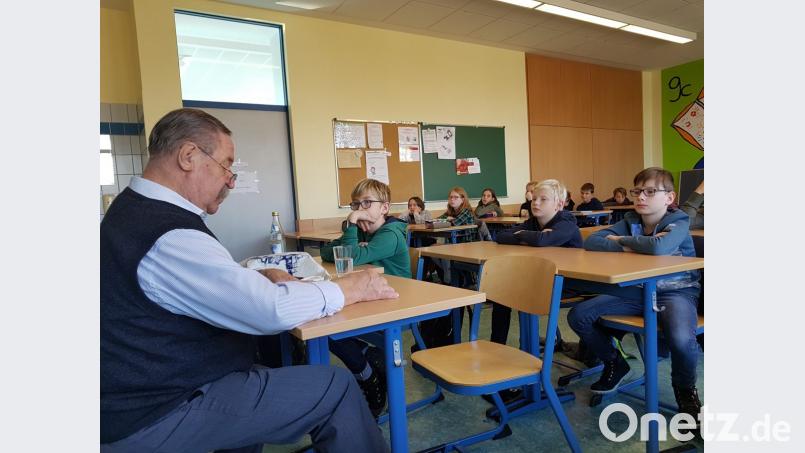 Josef Götz las vor einer interessierten 5. Klasse der Naabtal-Realschule aus dem Buch &quot;Die gefesselten Gespenster&quot;. Bild: hir