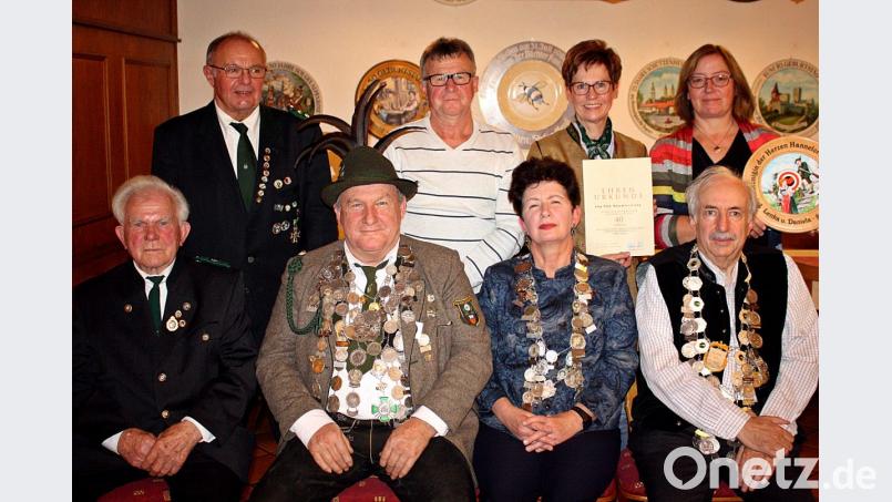 Die Rehbühler Schützen (mit Ehrenmitglied Winfried Förster) kürten Richard Förster, Natalya Borozdina und Ludwig Friedmann (vorne von links) zu den neuen Königen. Bild: R. Kreuzer