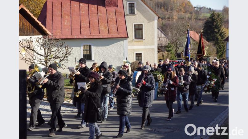 Marsch nach dem Gottesdienst zum Kriegerdenkmal Bild: bkr