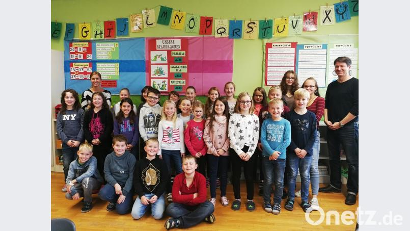 Gruppenbild an der Grundschule Stulln mit den Vorleserinnen aus dem Gymnasium Nabburg zusammen mit Fachbetreuer Andreas Fröhlich (rechts). Bild: hir
