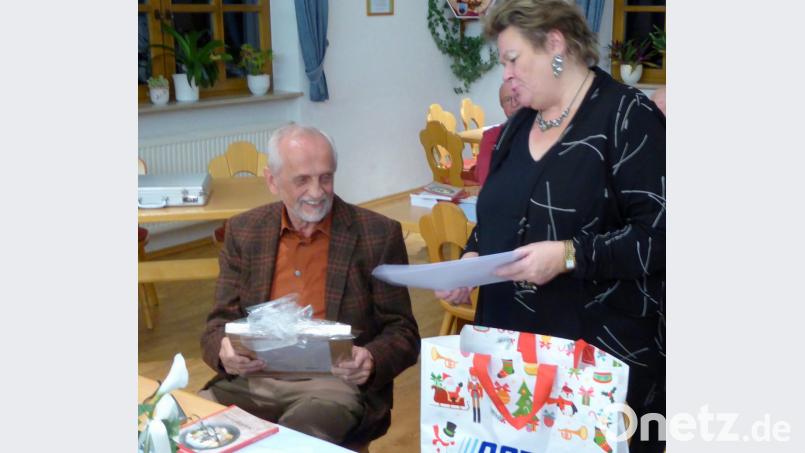 Zum Schluss überreicht Petra Vorsatz Schriftleiter Adalbert Busl ein Geschenk. Bild: fsb