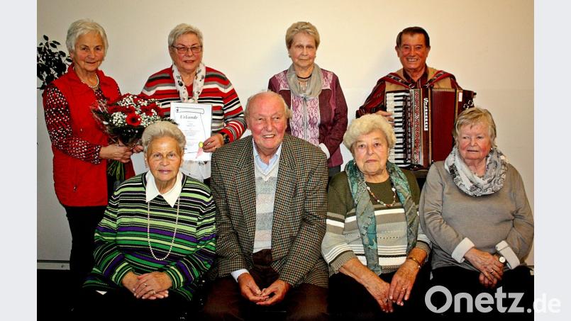 AWO-Vorsitzende Hilde Zebisch (links) ehrt Lilo Gerstner, Johann Sittl, Elise Kolb und Lina Helm (vordere Reihe, von links) sowie Ingrid Sittl, Anna Wenzl und Wilhelm Moser (hintere Reihe, von links). Bild: R. Kreuzer