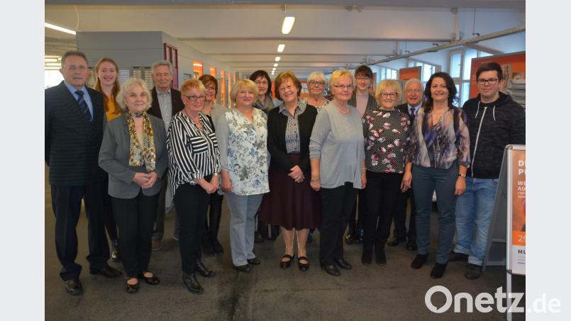 Alle beteiligten Künstler der 41. Malkreisausstellung im Museumscafe stellten sich zum Gruppenbild. Künstlerischer Leiter Hans-Günther Pietschmann (links) ist stolz auf seine Leute. Bild: jr