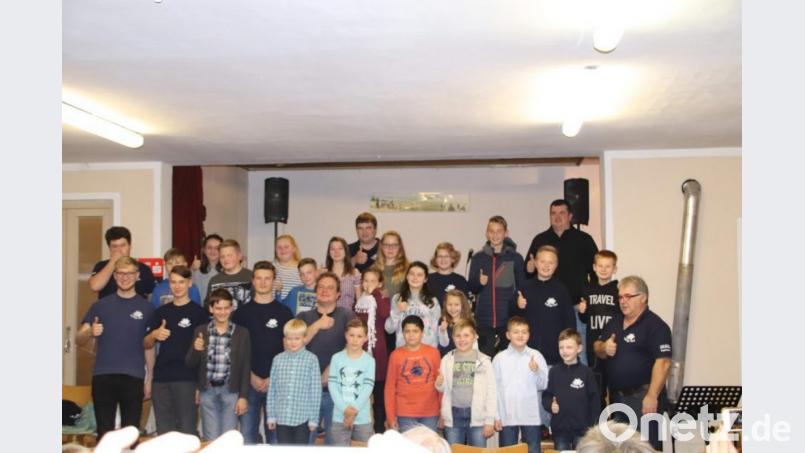 &quot;Daumen hoch&quot; signalisierten die Jungmusiker und ihre Ausbilder, nachdem der letzte Ton beim Vorspielabend der Edelweißkapelle Pertolzhofen verhallt war. Bild: frd