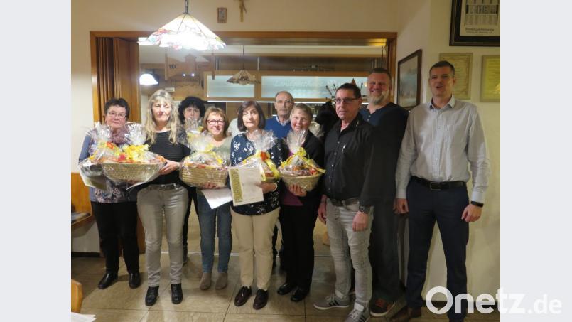 Thomas Huber, Björn Engelmann und Robert Giehrl (von rechts) ehren Zeitungsausträger für ihre langjährige Treue: Hermine Lindner, Rita Meinke (in Vertretung für ihren Sohn Roland), Petra Speckner, Angela Reindl, Karl Schmittner und Regina Frank (von links). Bild: jzk