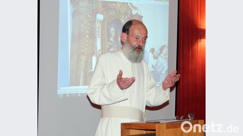 Pater Benedilt Schuster erläutert, was es mit Bruderschaften allgemein und der Barbara-Bruderschaft im Besonderen auf sich hat Bild: stg