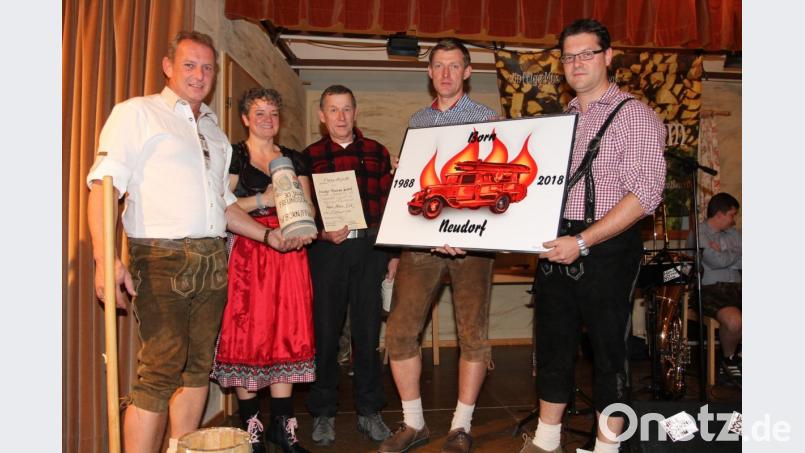 Armin Enk (Mitte) ist seit Samstag Ehrenmitglied der Feuerwehr Neudorf. Die Urkunde händigen die Vorsitzenden Achim Helgert und Stefan Frischholz (von rechts). Außerdem tauschen sie mit den Borner Vorsitzenden Thomas Maxeiner und Florentine Machts (von links) Erinnerungsgeschenke aus. Bild: pi
