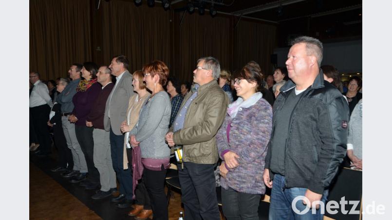 Beim Benefizkonzert in der Stadthalle standen die Besucher bei der Bertomijo-Hymne auf. Bild: dob