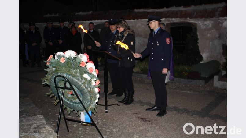 Viel Stoff zum Nachdenken gibt Bürgermeisterin Carmen Pepiuk den Zuhörern ihrer Volkstrauertagsansprache mit auf den Weg. Bild: bjp
