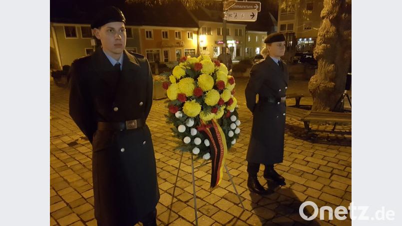 Auch die Bundeswehr brachte ihr Gedenken an die Opfer von Krieg, Terror und Gewaltherrschaft mit einem Blumenkranz zeichenhaft zum Ausdruck. Bild: hir