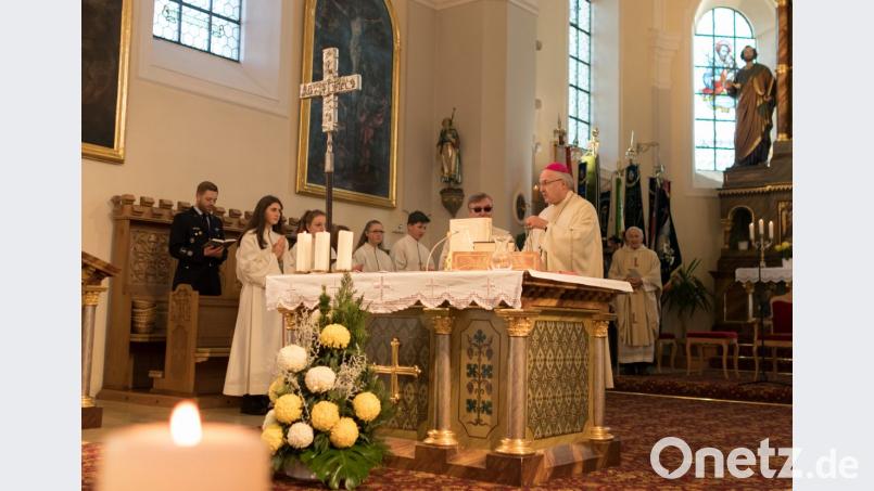 Zahlreiche Gäste besuchten den Gottesdienstes mit dem Ehrengast Diözesanbischof Rudolf Voderholzer zur 100-Jahr-Feier der St. Georg Kirche in Plößberg. Bild: dtr