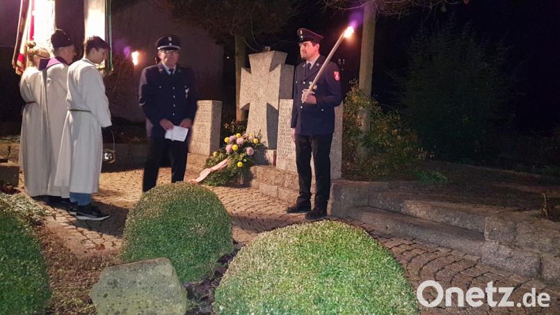 Der Auftakt zu den Gedenkfeiern zum Volkstrauertag wurde in der Marktgemeinde Moosbach in der Ortschaft Heumaden gemacht. Geistlicher Rat Josef Most sprach die großen Opfer der Soldaten für ihre Heimat an. Feuerwehr-Vorsitzender Michael Bauer legte im Namen der Ortschaft einen Kranz nieder. Bild: gi