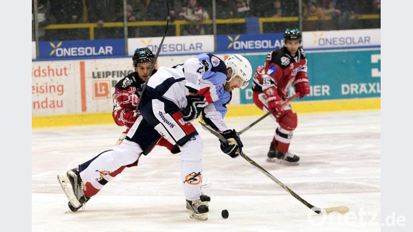 Die Blue Devils zogen am Sonntag beim EV Landshut mit 2:6 den Kürzeren. Hier kämpfen Martin Heinisch (vorne) und der Landshuter Julien Pelletier um die Scheibe. Im Hintergrund der Ex-Weidener Marius Nägele. Bild: Georg Gerleigner