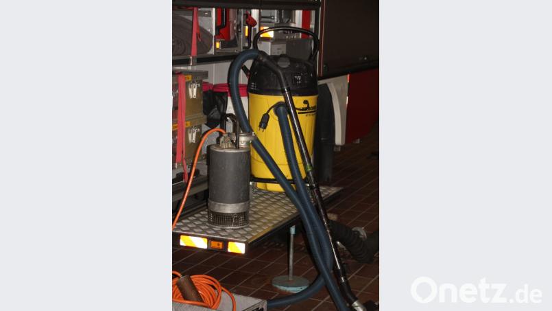 Damit den Mitbürgern bei Wasserschäden schnell geholfen werden kann, hat der Gemeinderat dem Antrag der Niedermuracher Feuerwehr stattgegeben. Nun werden von der Gemeinde ein Pumpsauger (vorne) und eine Schmutzwasserpumpe angeschafft. Das Foto zeigt die Ausrüstungsgegenstände der Stützpunktwehr Oberviechtach. Bild: frd