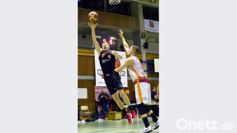 Jonas Meißner (links) war einer der Aktivposten im Neustädter Spiel. Gegen den Favoriten Niners Chemnitz 2 reichte es für die DJK aber nicht zu einem Heimsieg. Bild: Büttner