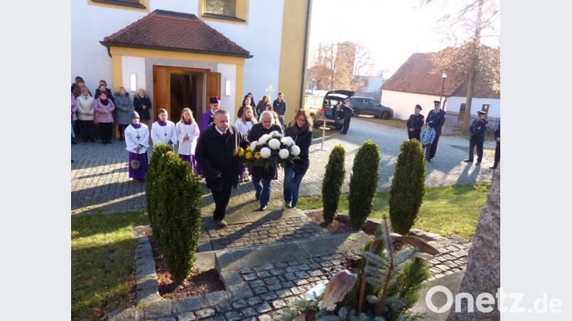Die Gemeindevertreter auf dem Weg zur Kranzniederlegung, von links: Johann Kick, dritter Bürgermeister Hans Meißner und Christine Post. Bild: hme