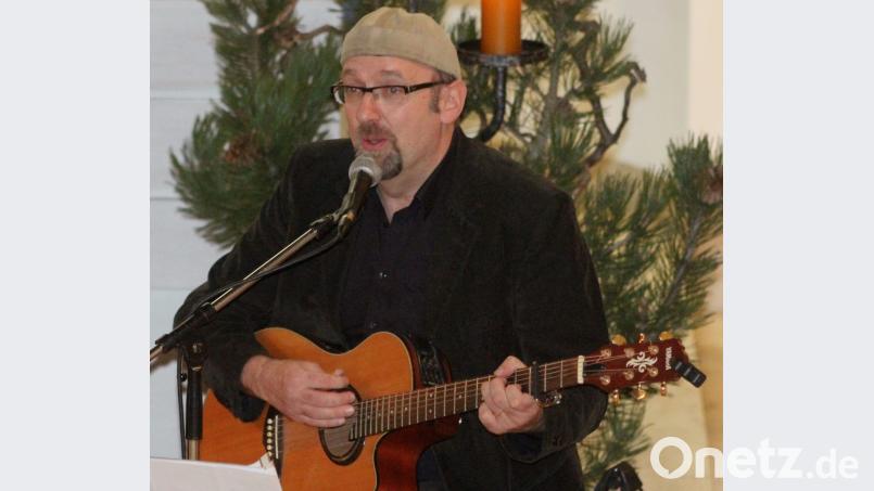 Musikpoet Hubert Treml tritt bei der Arbeiterwohlfahrt Fronberg auf. Bild: Hirsch