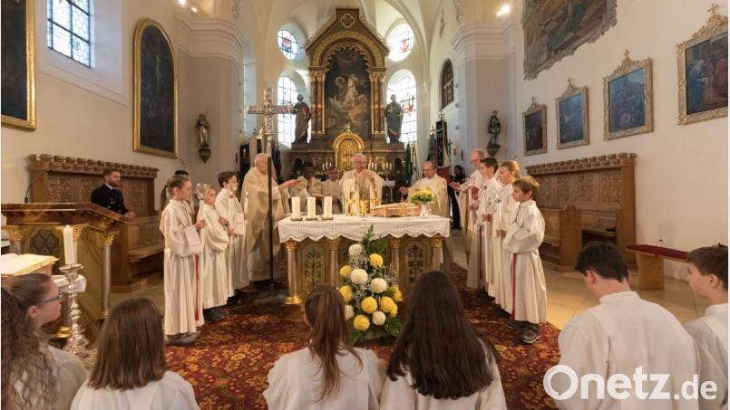Zahlreiche Gäste besuchten den Gottesdienstes mit dem Ehrengast Diözesanbischof Rudolf Voderholzer zur 100-Jahr-Feier der St. Georg Kirche in Plößberg. Bild: dtr
