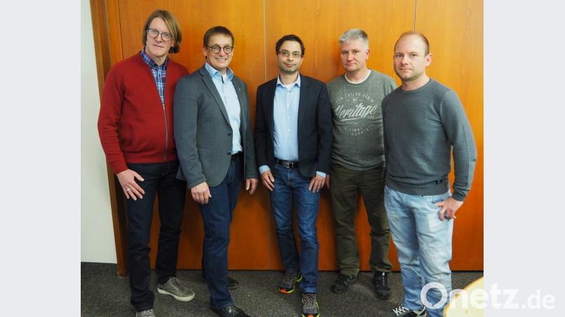 Engelbert Schicker, Innungsobermeister der Maler & Lackiererinnung (Zweiter von links), begrüßte bei der Herbstversammlung seiner Innung den Betriebsberater Swen Beuker (Dritter von links). Mit dabei (von links) der stellvertretende Obermeister Karl Siller sowie die Vorstandsmitglieder Ralf Kuschik undThomas Völkl Bild: Bühner