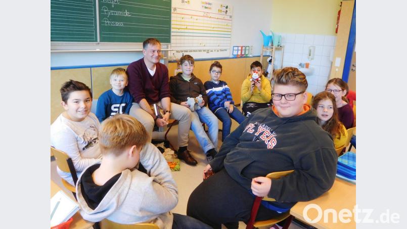 Der Schulleiter des Johann-Andreas-Schmeller-Gymnasiums, Christian Schwab, las an der benachbarten Maria-Schwägerl-Schule und zog die Zuhörer in seinen Bann. Bild: hir