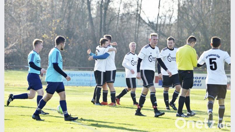 Patrick Hörath vom ASV Haidenaab beglückwünscht den Doppeltorschützen Pascal Steeger zu seinem Treffer zum 3:1. Der ASV Haidenaab gewann das Spitzenspiel in Vilseck und ist auf dem Weg zur Meisterschaft bei 16 Punkten Vorsprung wohl nicht mehr aufzuhalten. Bild: Ziegler