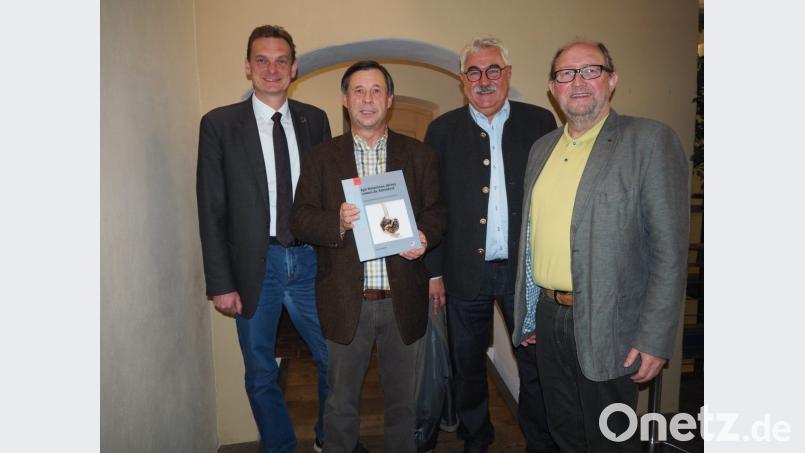 Jörg Krämer (Zweiter von links) stellt im Rathaus seine Forschungen zur Stadtgeschichte von Neustadt und Altenstadt vor. Museumsvereinsvorsitzender Bernhard Knauer (rechts) sowie die Bürgermeister Ernst Schicketanz (links) und Rupert Troppmann sind begeistert. Bild: krb