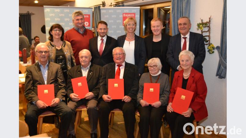 Seit sechs Jahrzehnten ist Ludwig Späth (sitzend, Zweiter von links) Genosse. Die Spitzen der Weidener SPD ehrten bei der Jahresabschlussfeier ferner für 50 Jahre Zugehörigkeit (sitzend, von links) Wolf-Rüdiger Franz, Gerd Moser, Marianne Götz und Hilde Zebisch. Bild: hcz
