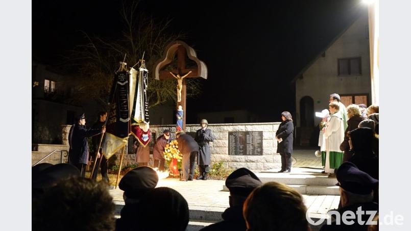 Gedenken an die Kriegsopfer bei der Kirche in Dietersdorf. Bild: mmj