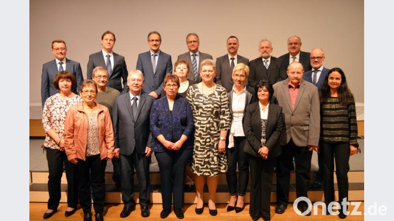 Wertvolle, erfahrene Fachkräfte seien die Arbeitsjubilare der BHS Tabletop AG (vorne und zweite Reihe), betonen die Vertreter der Geschäftsleitung und Vorstandsvorsitzender Christian Strootmann (Zweiter von rechts). Auch Bürgermeister Lothar Höher (hinten, rechts) gratuliert. Bild: fz