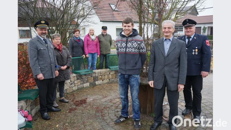 Die Vorsitzenden der beteiligten Vereine zeigten sich sehr angetan von den neuen Sitzen am Spielplatz in Högling. Im Bild von links Hubert Meierhofer (KRK), Heidi Richthammer (OGV), Magdalena Schmidbauer, Carina Bär (Ortsausschuss), Erwin Bauer (Oldtimer-Freunde), Robert Delling (KLJB), Michael Rudisch (Kirchenpfleger) und Siegfried Schlosser (Feuerwehr). Bild: nib