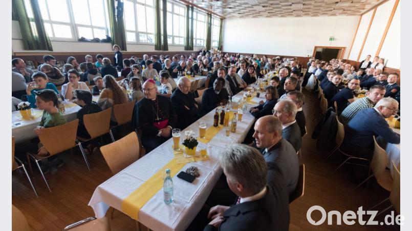 Nachdem die Gemeinschaft zum Empfang in den Kultursaal einkehrte, füllten sich auch hier schnell alle Plätze. Bild: dtr