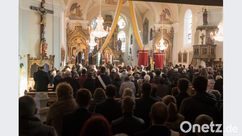 Zahlreiche Gäste besuchten den Gottesdienstes mit dem Ehrengast Diözesanbischof Rudolf Voderholzer zur 100-Jahr-Feier der St. Georg Kirche in Plößberg. Bild: dtr