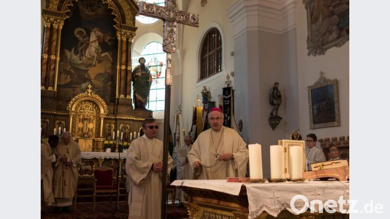 Zahlreiche Gäste besuchten den Gottesdienstes mit dem Ehrengast Diözesanbischof Rudolf Voderholzer zur 100-Jahr-Feier der St. Georg Kirche in Plößberg. Bild: dtr