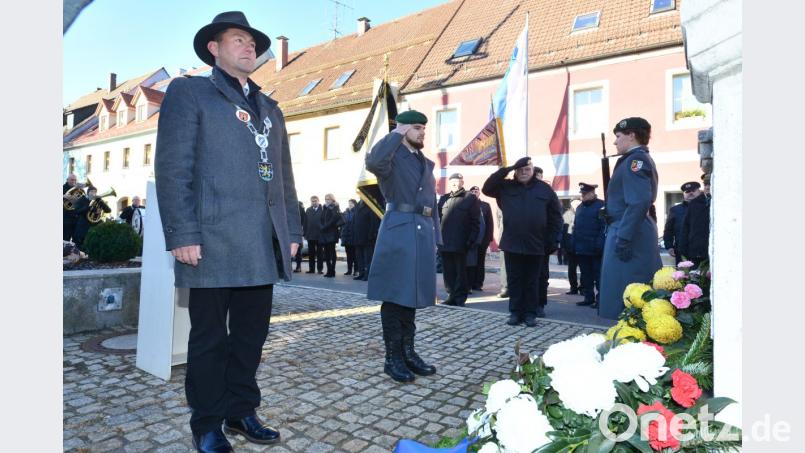Bürgermeister Rainer Rewitzer und Oberleutnant Julian Stelter legen nach ihren Ansprachen Kränze am Kriegerdenkmal auf dem Marktplatz nieder. Bild: bey