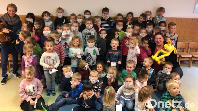 Keine Angst vorm Zahnarzt haben jetzt die Buben und Mädchen des Kindergartens Kunterbunt. Mit auf dem Bild Zahnärztin Dr. Heidi Edl (rechts mittig) Bild: njn