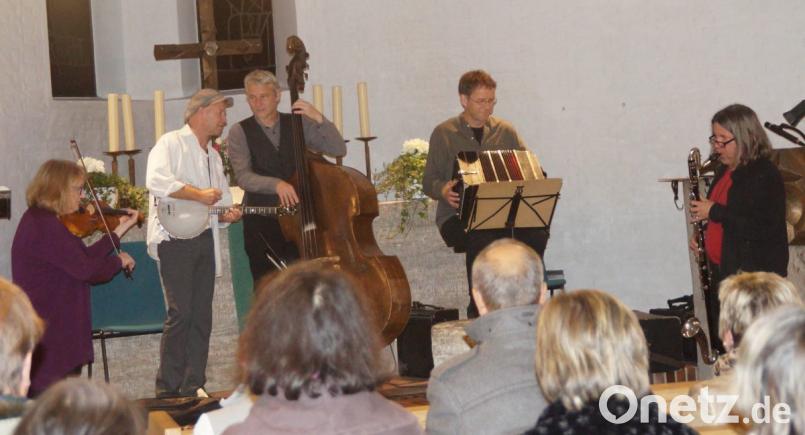 Die Gruppe „Aufwind“ aus Berlin begeisterte mit ihren Interpretationen von Klezmer Musik und jiddischen Liedern in der Auferstehungskirche. Bild: weu
