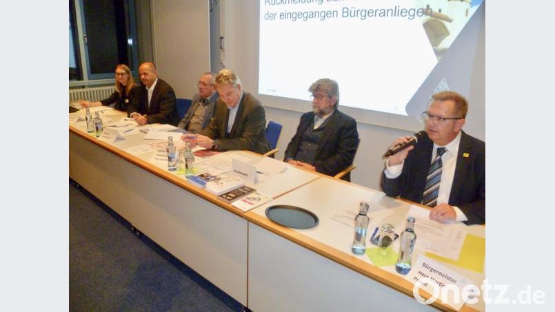 Fachleute aus der Stadtverwaltung beantworten die Fragen. Von links: Sabrina Liermann (Senioren-Angelegenheiten), Martin Reinhardt (Sozialamt), Peter Seidel (Verkehrsbehörde), Baureferent Markus Kühne, Hans-Georg Wiegel (Hochbauamt) und Bürgermeister Martin Preuß. Bild: usc