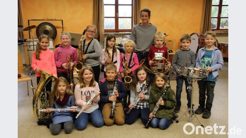 Viel Vorfreude verraten die strahlenden Gesichter der Kinder der neuen „Bläserklasse 2018“ der Jugendblaskapelle Nabburg und ihrer Bläserklassenleiterin Melanie Ferstl (Bildmitte hinten) bei der Übergabe der funkelnagelneuen Instrumente im Musikerheim. Bild: bph